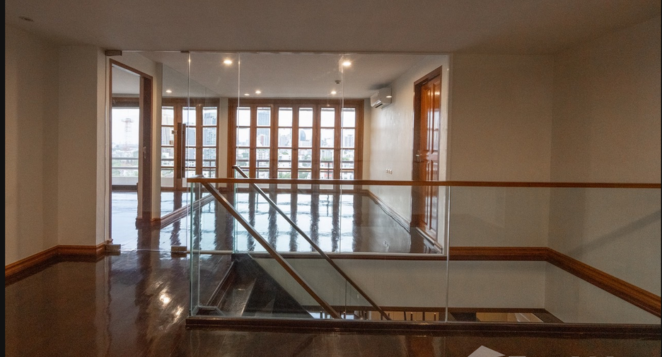 For rent 4 bedrooms condo in Phaya Thai, Bangkok