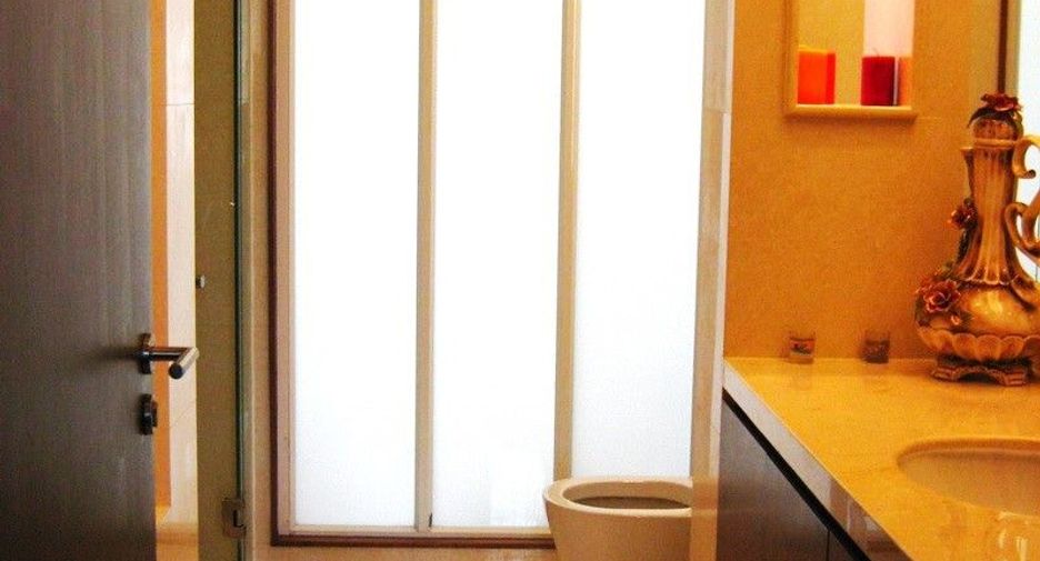 For rent 3 bedrooms condo in Khlong Toei, Bangkok