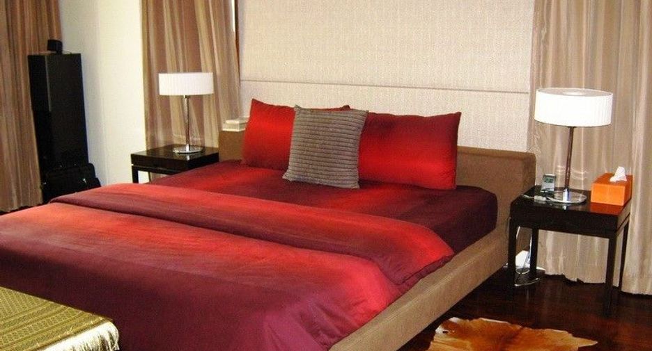 For rent 3 bedrooms condo in Khlong Toei, Bangkok