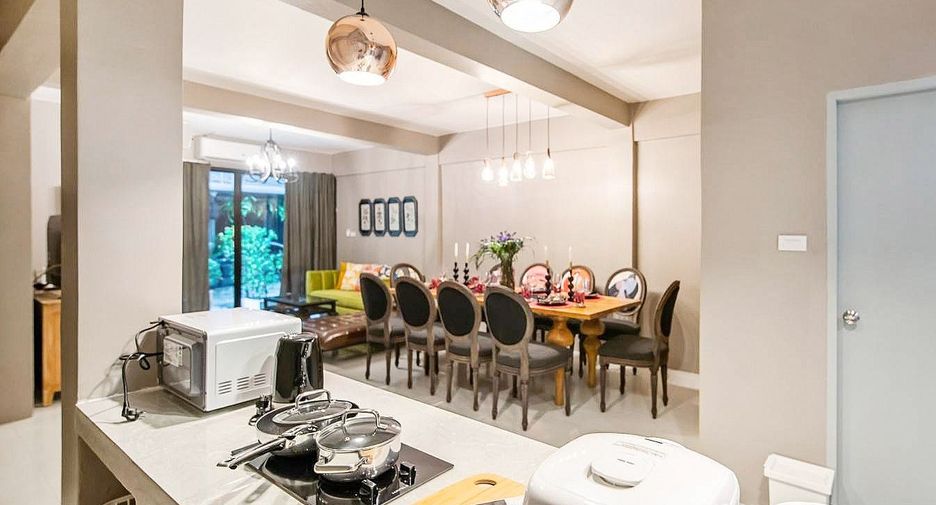 For rent 4 bedrooms townhouse in Bang Rak, Bangkok