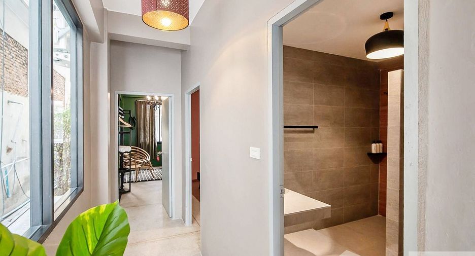 For rent 4 bedrooms townhouse in Bang Rak, Bangkok