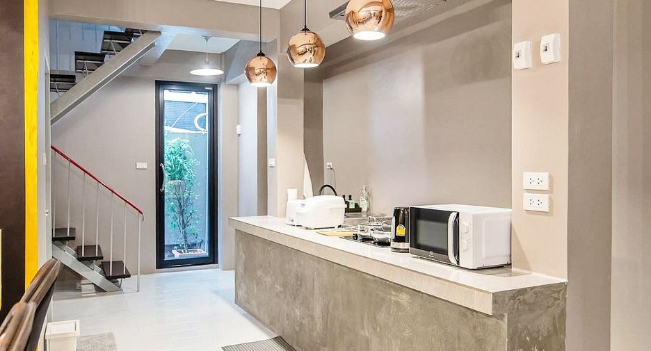For rent 4 bedrooms townhouse in Bang Rak, Bangkok