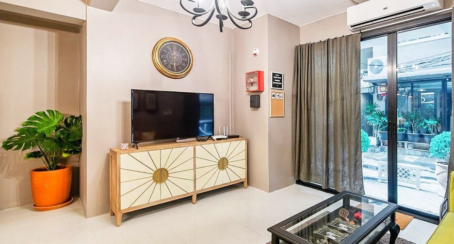 For rent 4 bedrooms townhouse in Bang Rak, Bangkok