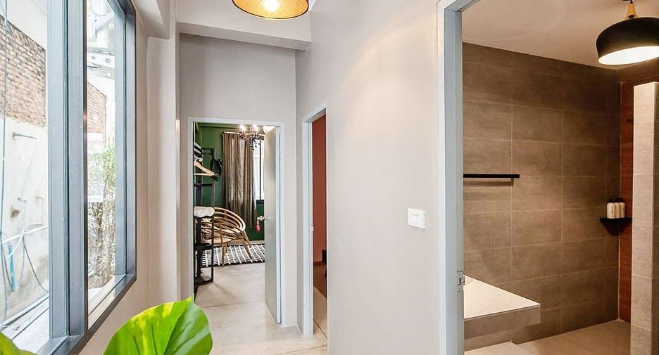 For rent 4 bedrooms townhouse in Bang Rak, Bangkok
