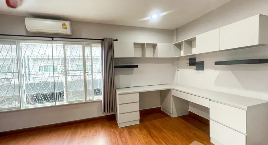 For rent 3 ベッドルーム townhouse in Bang Khen, Bangkok