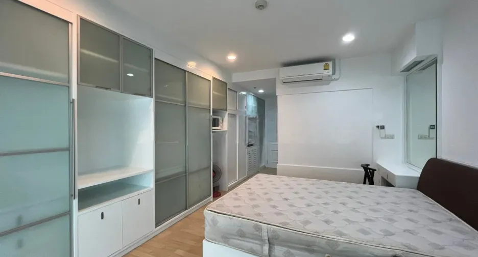 For rent studio condo in Phaya Thai, Bangkok
