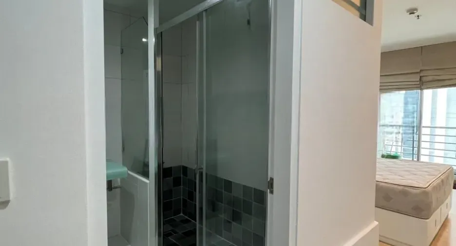 For rent studio condo in Phaya Thai, Bangkok