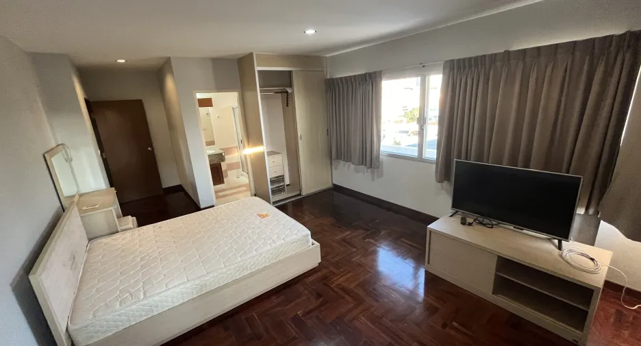 For rent 2 bedrooms apartment in Yan Nawa, Bangkok