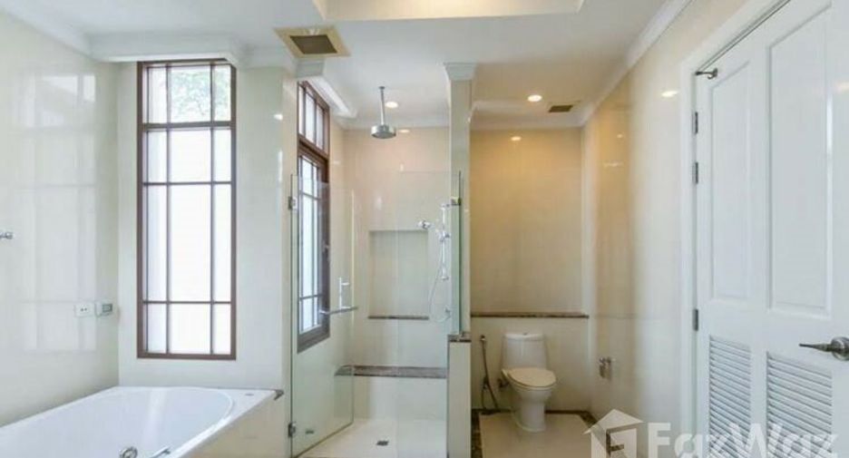 For rent 4 bedrooms house in Watthana, Bangkok