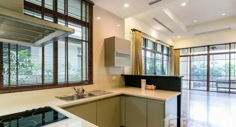 For rent 4 bedrooms house in Watthana, Bangkok