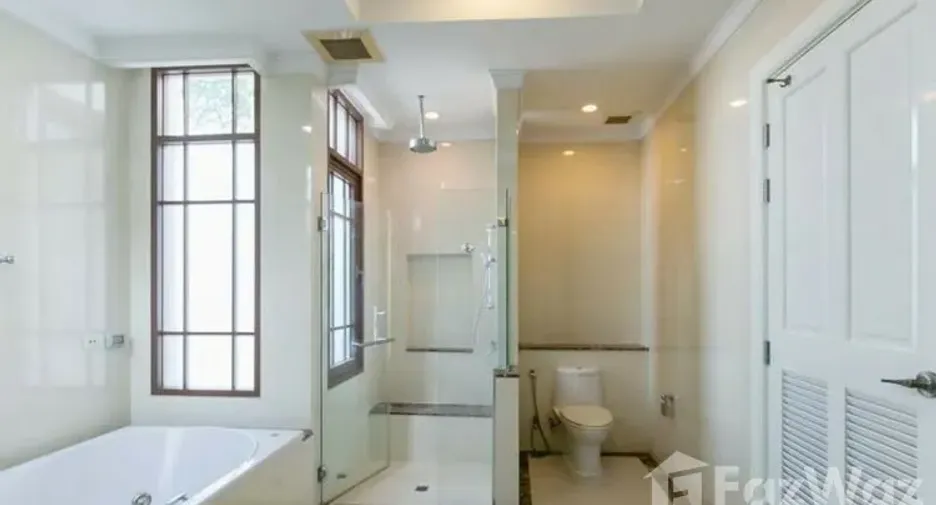 For rent 4 bedrooms house in Watthana, Bangkok