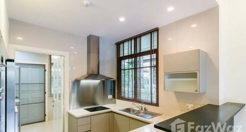 For rent 4 bedrooms house in Watthana, Bangkok