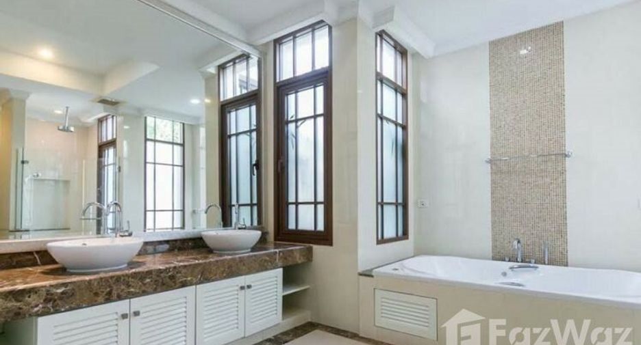 For rent 4 bedrooms house in Watthana, Bangkok