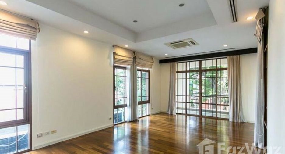 For rent 4 bedrooms house in Watthana, Bangkok
