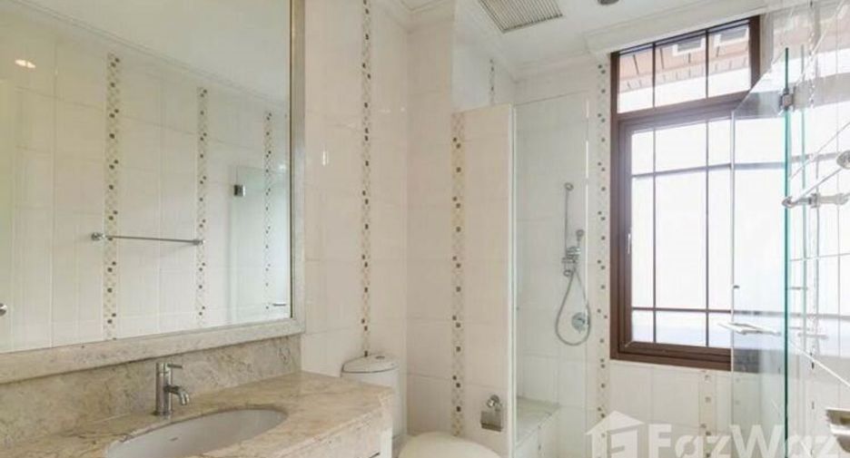 For rent 4 bedrooms house in Watthana, Bangkok