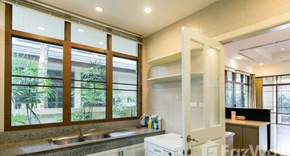For rent 4 bedrooms house in Watthana, Bangkok