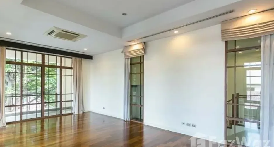 For rent 4 bedrooms house in Watthana, Bangkok