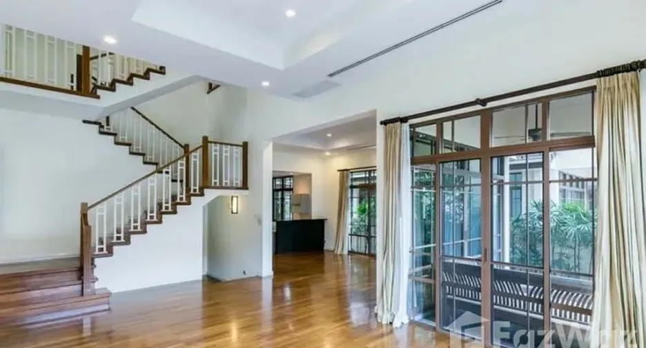 For rent 4 bedrooms house in Watthana, Bangkok