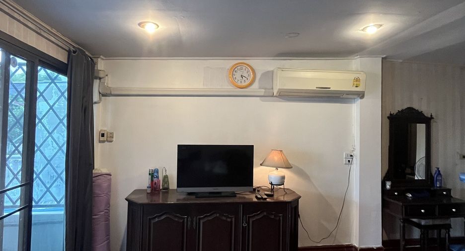 For rent 3 bedrooms townhouse in Bueng Kum, Bangkok