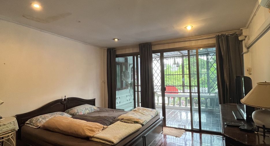 For rent 3 bedrooms townhouse in Bueng Kum, Bangkok