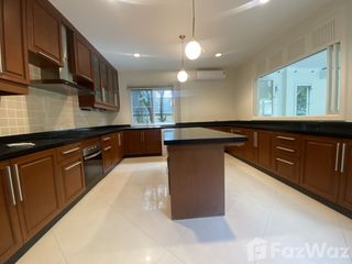 Casa en alquiler de 4 habitaciones en Khlong Toei, Bangkok