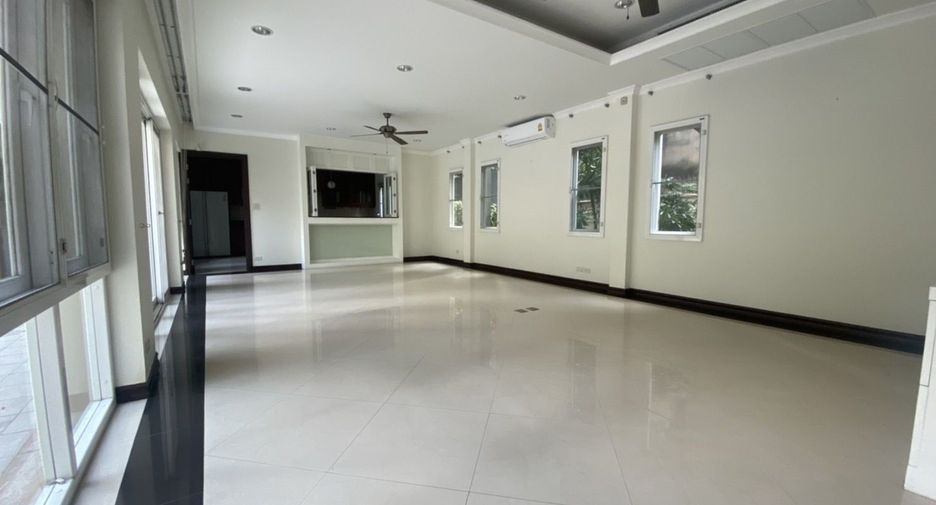 For rent 4 bedrooms house in Khlong Toei, Bangkok