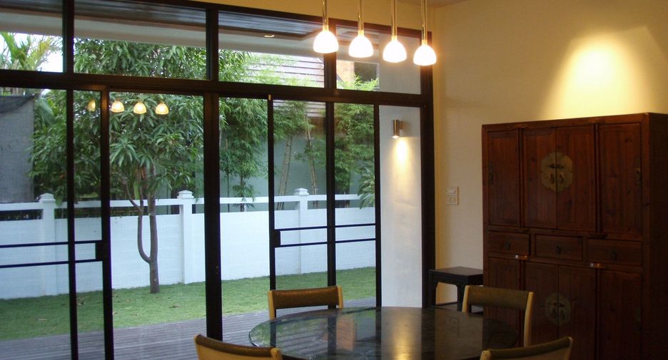 À louer 4 chambres maison à Huai Khwang, Bangkok