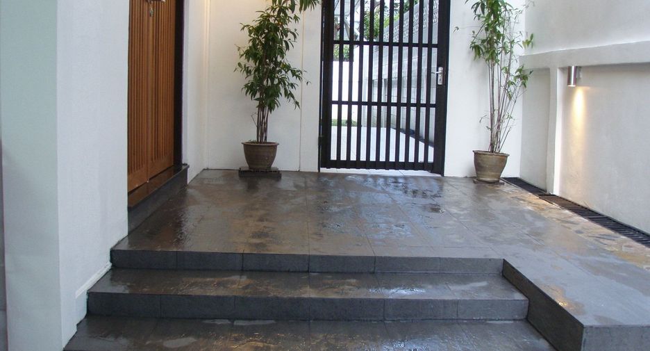 À louer 4 chambres maison à Huai Khwang, Bangkok