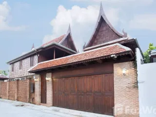 出租 5 卧室 独立屋 在 Phra Khanong, 曼谷