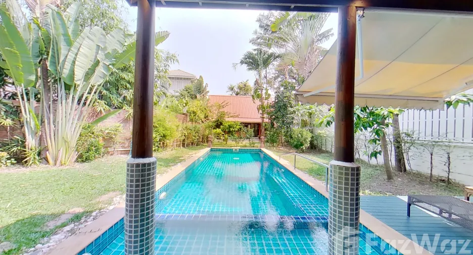 À louer 5 chambres maison à Phra Khanong, Bangkok
