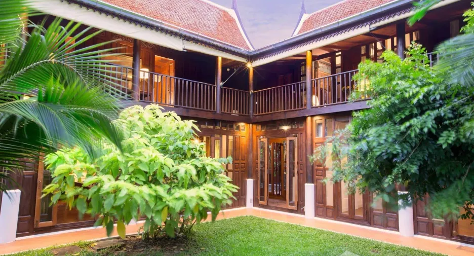 À louer 5 chambres maison à Phra Khanong, Bangkok