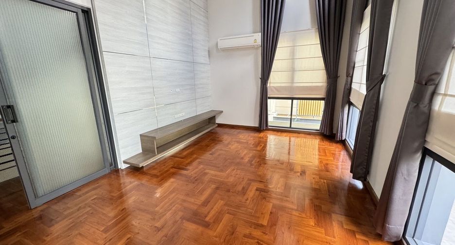 For rent 5 bedrooms house in Bang Na, Bangkok
