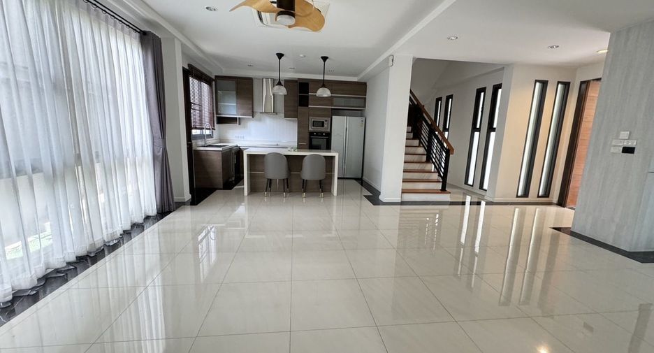 For rent 5 bedrooms house in Bang Na, Bangkok