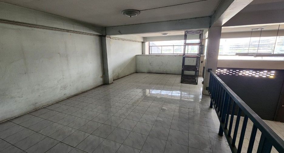 For rent 6 bedrooms townhouse in Mueang Samut Prakan, Samut Prakan