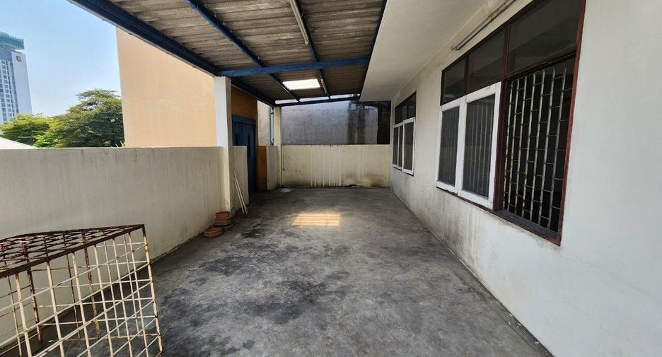 For rent 6 bedrooms townhouse in Mueang Samut Prakan, Samut Prakan