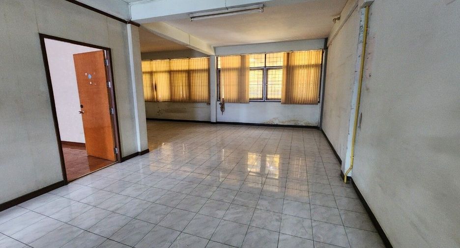 For rent 6 bedrooms townhouse in Mueang Samut Prakan, Samut Prakan