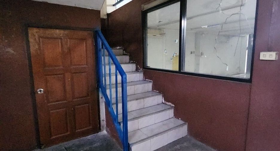For rent 6 bedrooms townhouse in Mueang Samut Prakan, Samut Prakan