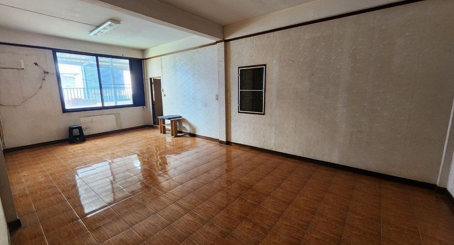 For rent 6 bedrooms townhouse in Mueang Samut Prakan, Samut Prakan