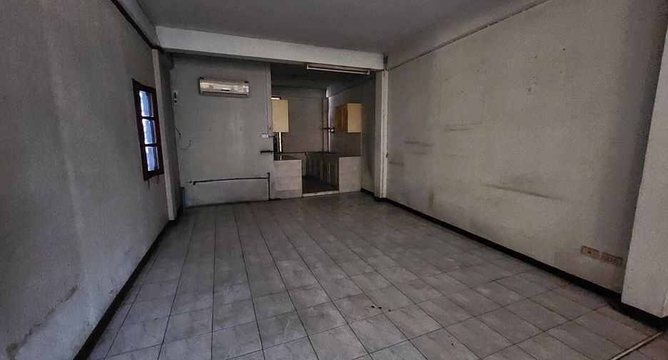 For rent 6 bedrooms townhouse in Mueang Samut Prakan, Samut Prakan