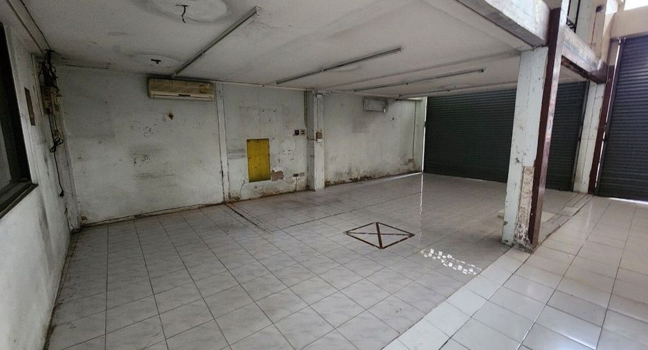 For rent 6 bedrooms townhouse in Mueang Samut Prakan, Samut Prakan