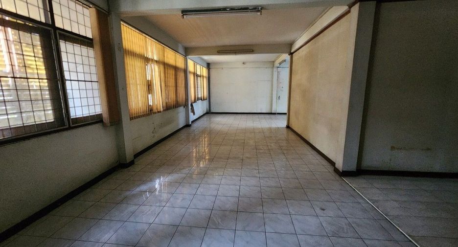 For rent 6 bedrooms townhouse in Mueang Samut Prakan, Samut Prakan