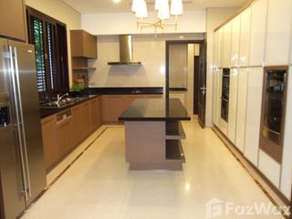 Haus zur Miete mit 4 Zimmer in Khlong Toei, Bangkok