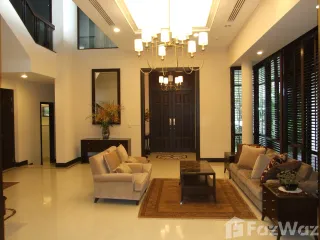 Haus zur Miete mit 4 Zimmer in Khlong Toei, Bangkok