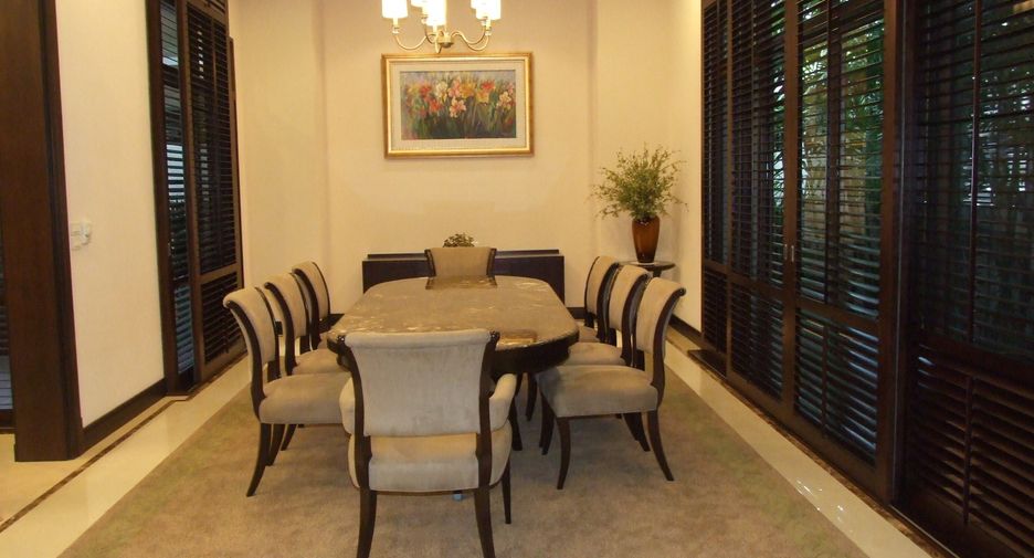 For rent 4 bedrooms house in Khlong Toei, Bangkok