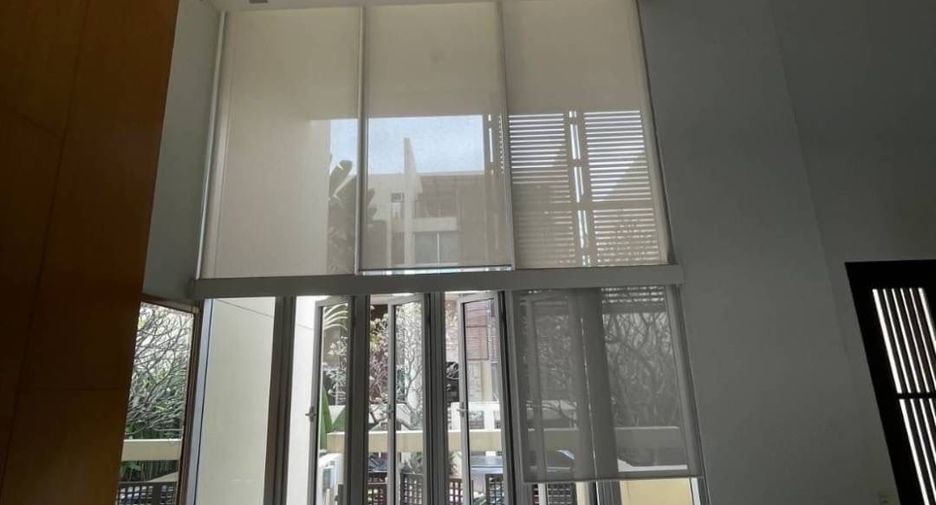 Casa adosada en alquiler de 3 habitaciones en Yan Nawa, Bangkok