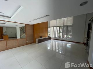 For rent 3 bedrooms townhouse in Yan Nawa, Bangkok