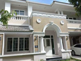 For rent 4 bedrooms house in Phra Khanong, Bangkok