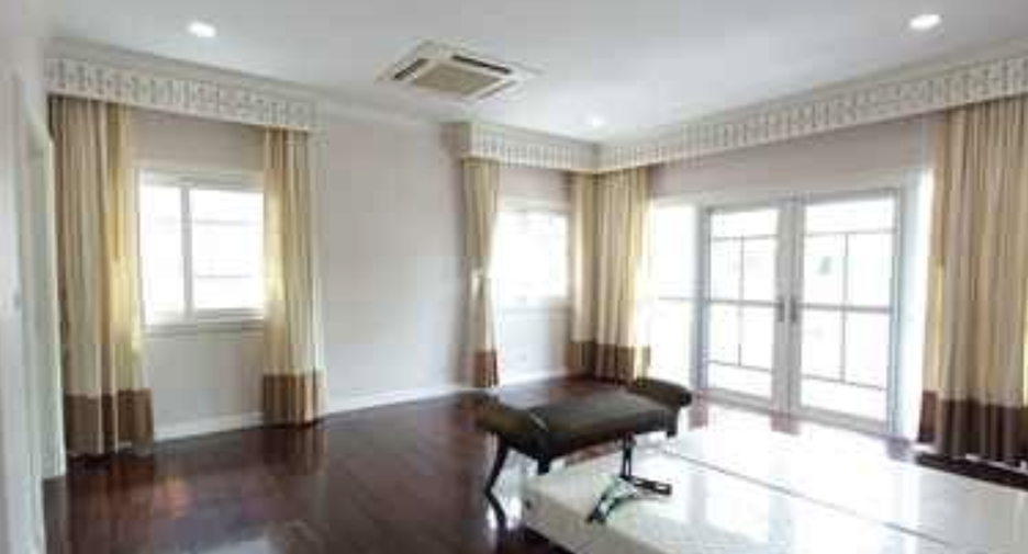 For rent 4 bedrooms house in Phra Khanong, Bangkok