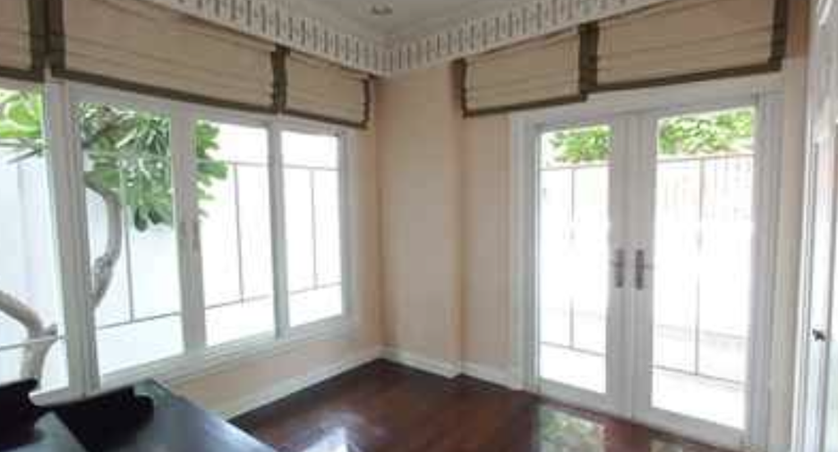For rent 4 bedrooms house in Phra Khanong, Bangkok