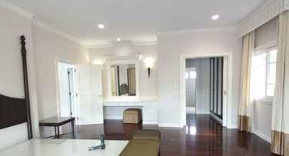 For rent 4 bedrooms house in Phra Khanong, Bangkok